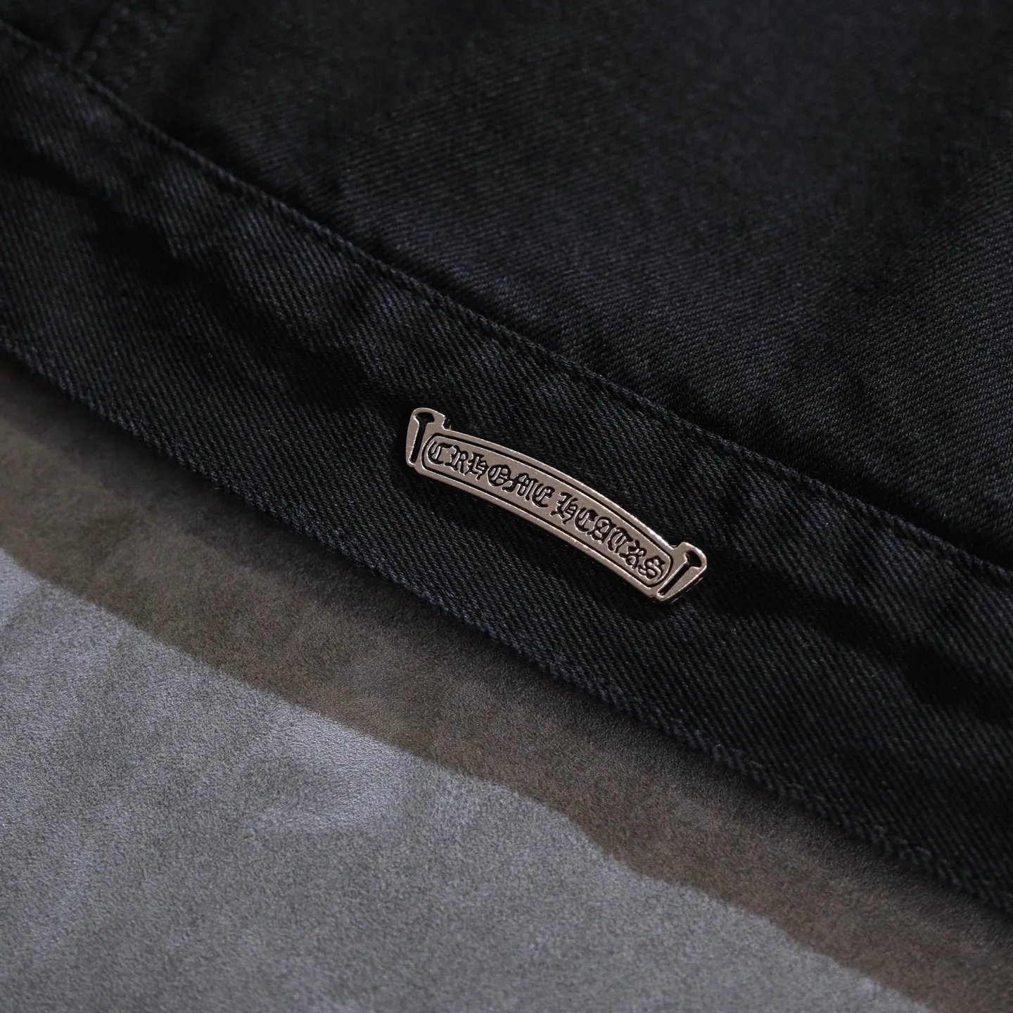 P340 ChromeHearts CH ChromeHearts Lamb Wool Collar Jacket Black Denim Jacket Colorful Cross Patchwork Leather Suede Lamb Wool Lining Fashionable and Personalized Super versatile and good-looking denim jacket Suitable for both men and women A must-have item Packaging Tag Collar Label Washed Wheat Complete Color: Black Size: S-XL